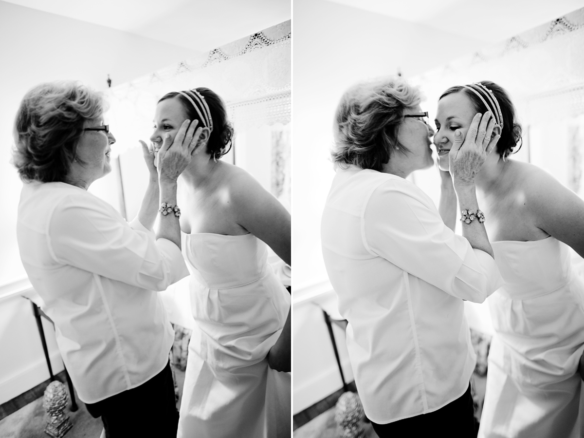 sweet mother daughter wedding moments