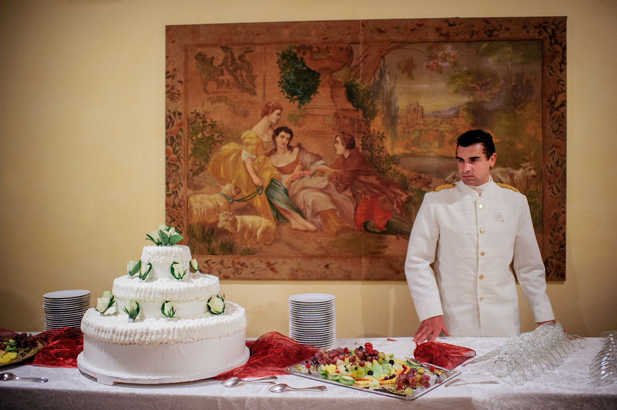 destination wedding pictures rieti italy colle aluffi reception huge wedding cake