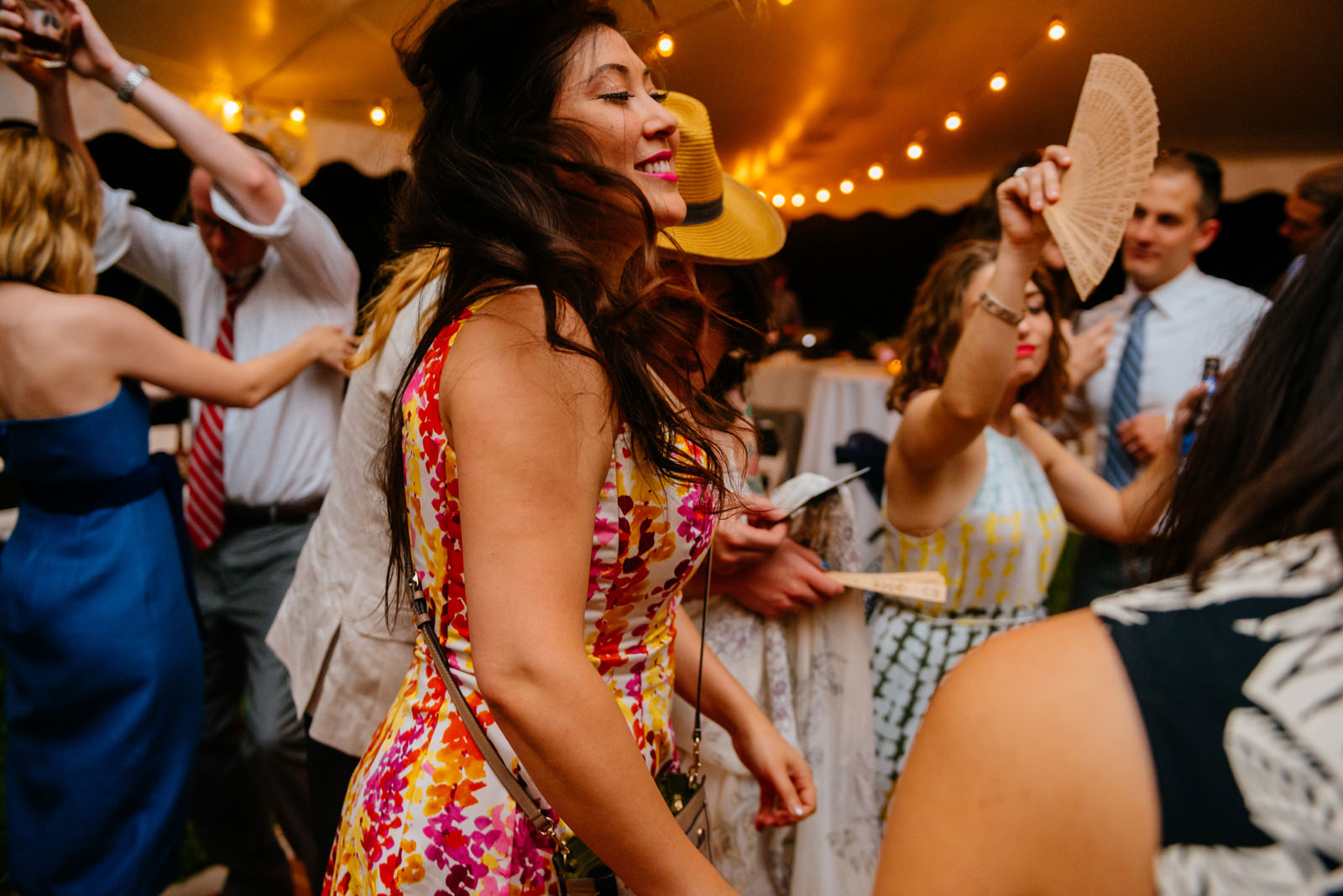 067b happy wedding guests dancing at reception